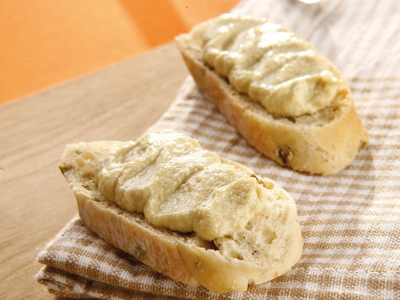 Crema di carciofi su fetta di pane